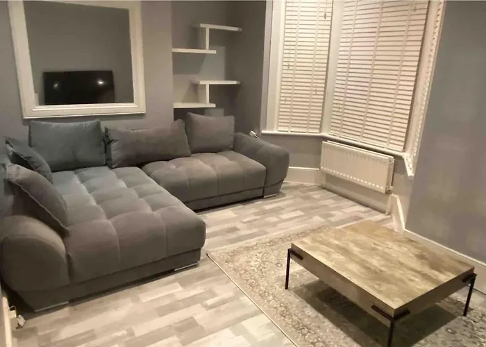 Snug Kingsize Bedroom Flat In London