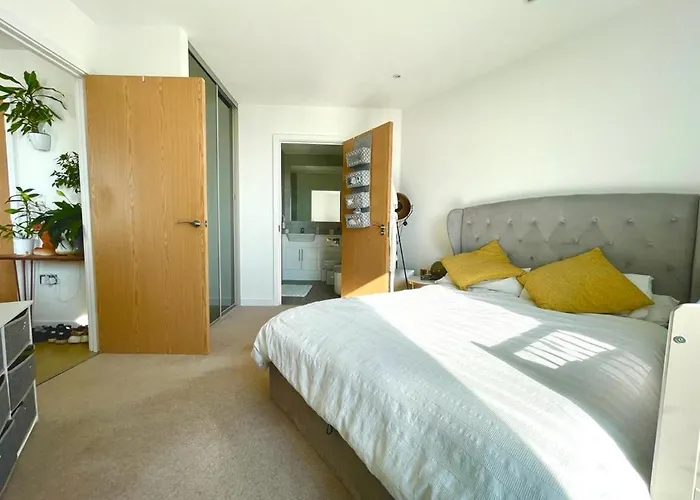 Stylish 1-Bedroom Apt With Stunning London Views