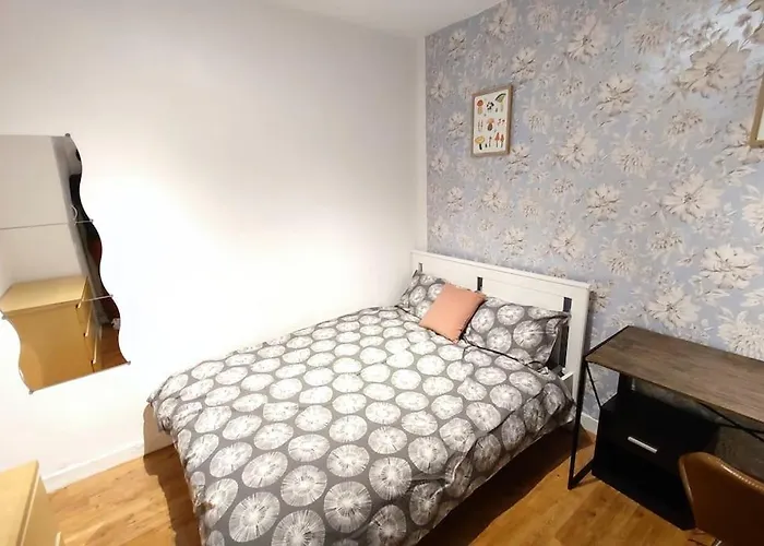Central London Spacious Flat With 2 To 3 Bedrooms
