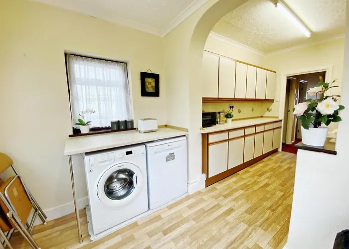 Barking London House Sleeps 11 - Parking - Train Tube - Airport