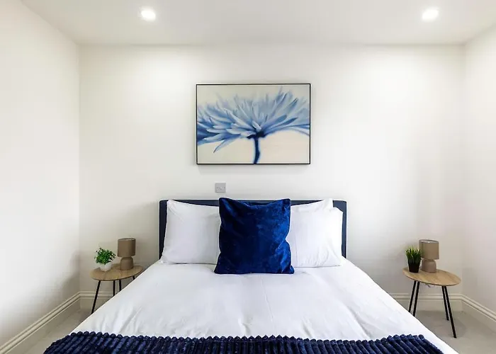 4Bed 11 Occupancy Large Flat Elizabeth Line West London Flat Free Parking