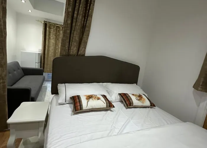 4Th Studio Flat With Private Own Bathroom A London Luxury Family Home Setup And Furnished With Double Bed Plus A Double Futon-Sofa Bed A Single Futon Bed A Baby Cot And Garden And Free Parking