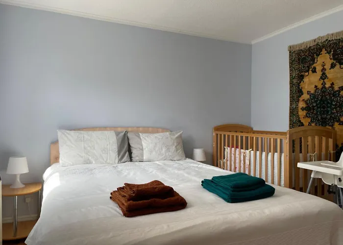 Morden Flat Close To Dlr Station With Free Parking