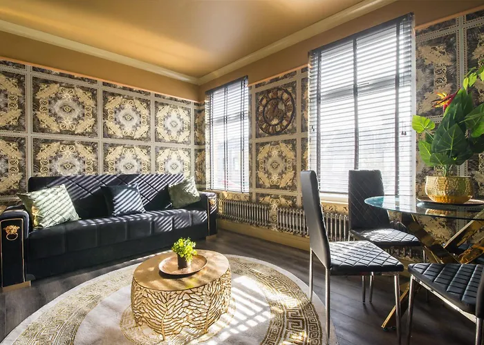 Lux Versace 1 Bed, Hot Tub, Pool Table, Sky Tv