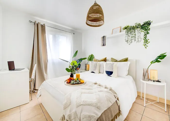 Boho Chic Tower Bridge Gem, Sleeps 8
