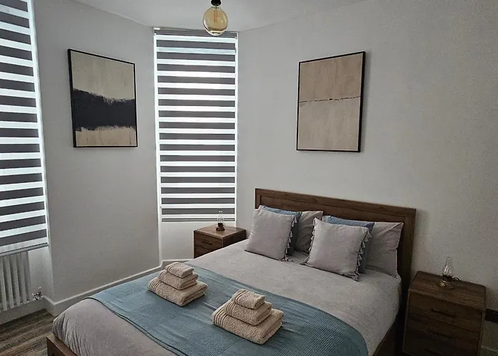 Tower Bridge Spacious King Bedroom With Extra Large Windows