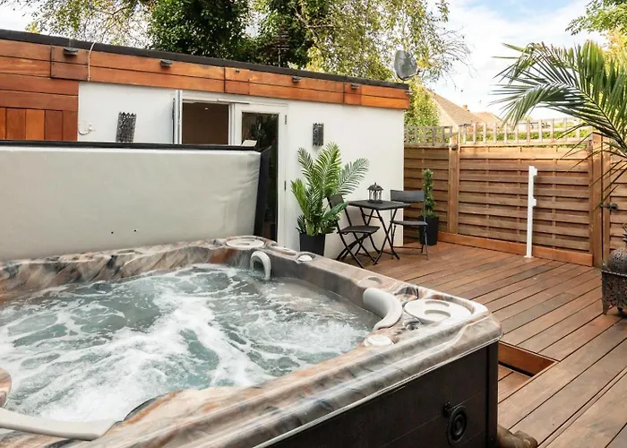 Stunning 4 Bedroom, 3 Bathroom House With Private Hottub & Gym - Escape London, In Lonon