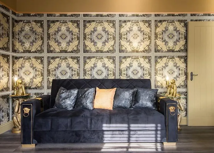 Lux Versace Pad Sleeps 10 Hot Tub, Cinema & Games Room