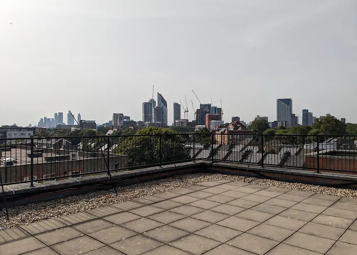 High-Ceiling Flat With Rooftop & Skyline View