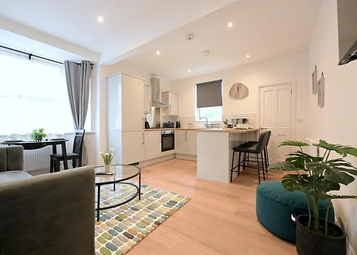 Bright & Large 3 Bed Flat In London