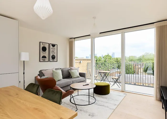The East London Mile Quarters - Gorgeous 3Bdr Flat With Balcony