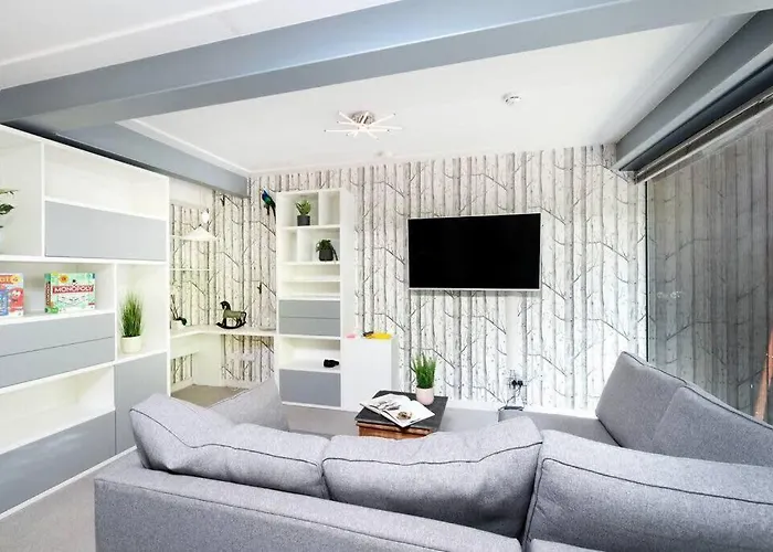Chic City Living In Stratford A Cozy 2Br Flat
