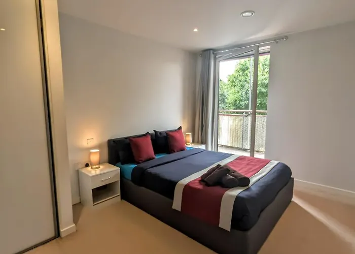 Modern London Apartment Near Greenwich - Rooftop City View