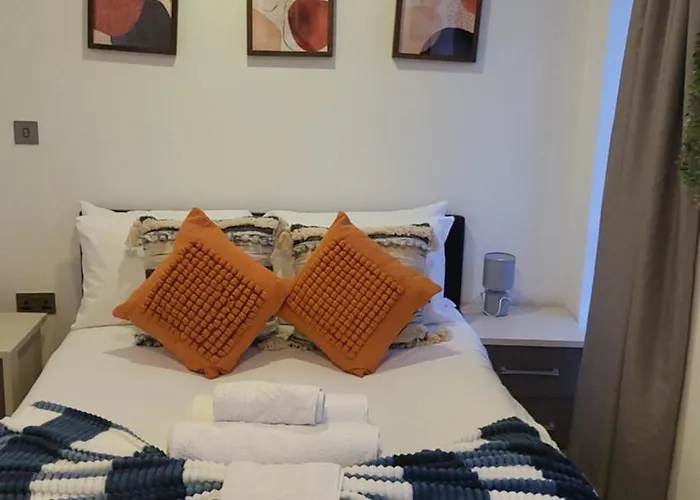 3 Bedrooms 2Baths 3 Toilets Excel City Airport O2 Sleeps Up To 7,