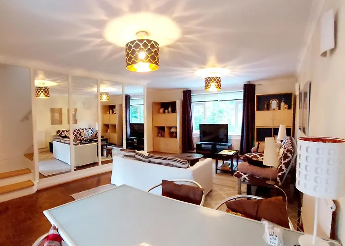 Oriental, 2 Double Bedroom Flat, Royal Greenwich, Se London
