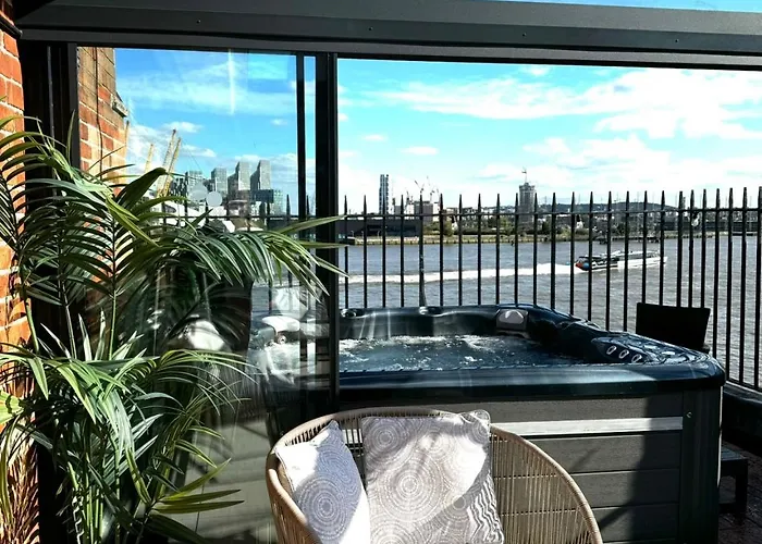 3 X Bedroom Riverside Flat With Hot Tub On Roof Terrace