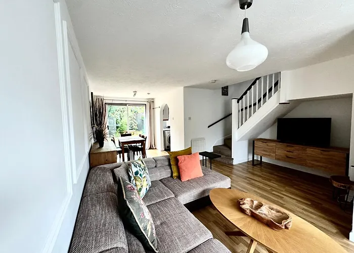 3 Bed House With Parking And Garden Near Tower Bridge