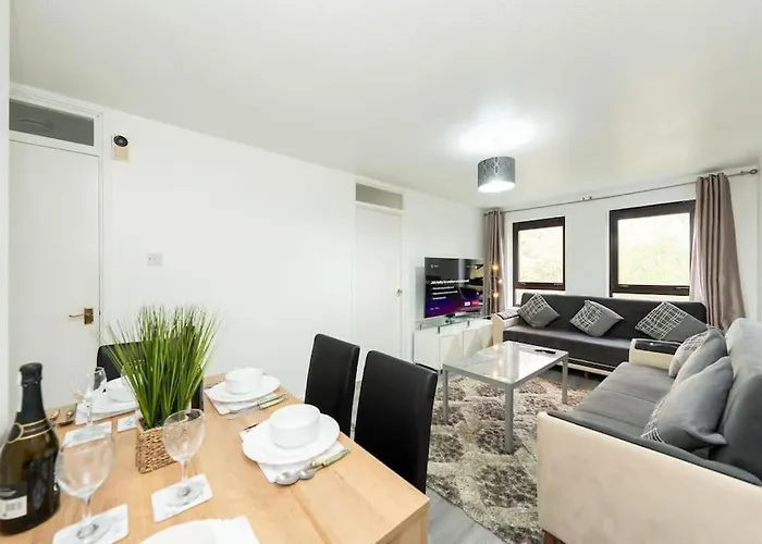 Idyllic Stylish Apartment With Fast Speed Broadband & Free Parking