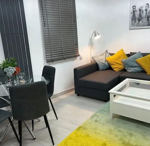 Stunning 2 Bed Apartment Located On High Street, 5 Minutes From New Cross Station, Free Parking, 1 Minute From Famous 5 Star Lit Shisha Bar And Restaurant