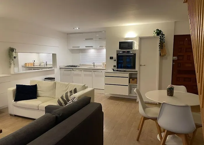 2 Bed Overlooking The Marina, Tower Bridge!