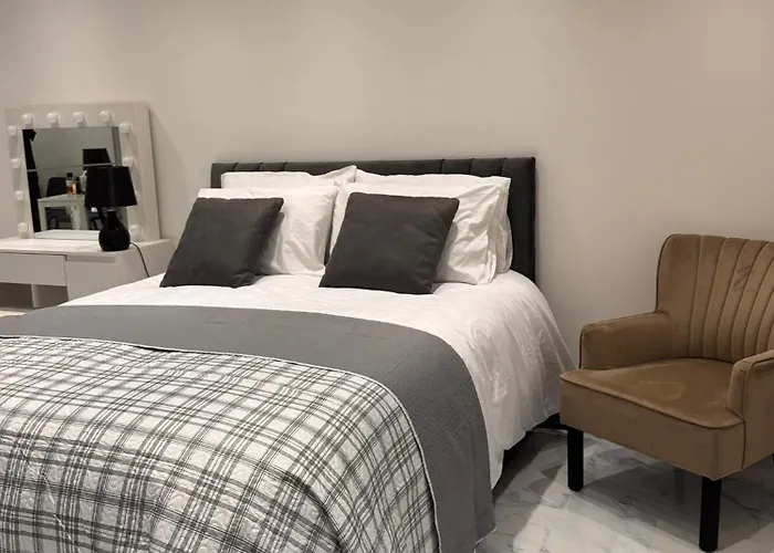 Modern House Apartment E15 Stratford - Sleeps 2 - 9, Fast Links To Central London, Near O2, Greenwich & Olympic Park, Child-Friendly Garden, Free Parking