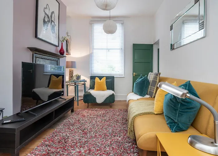 Chic 1-Bed Garden Flat, London, Convenient For Tower Bridge, Great Public Transport