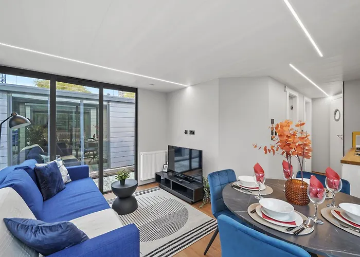 Unique Water Lodge In London - Sleeps 6