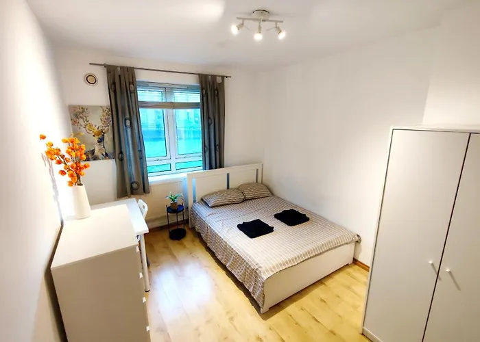 Spacious Flat With 2 To 3 Bedrooms In Central London