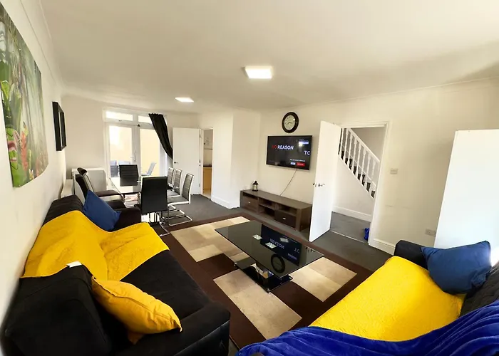4 Bedrooms House, 3 Bathrooms , Separate Reception, Full Kitchen, Garden, Parking