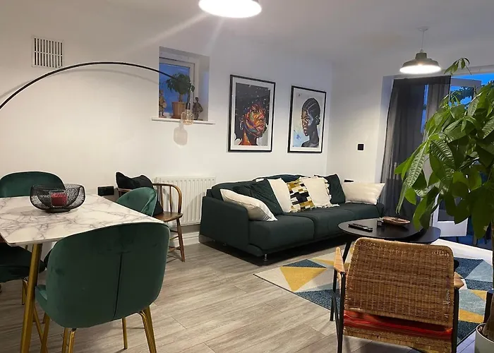 Lovely 2 Bedroom Flat With Free Parking And Wifi