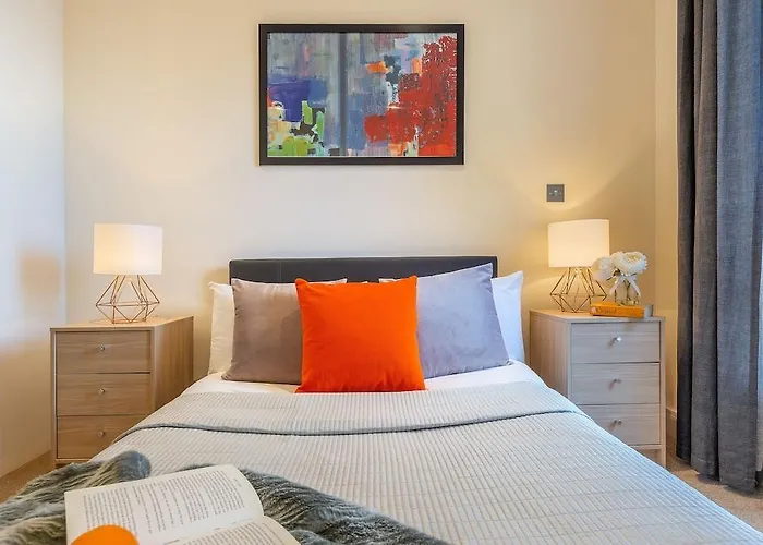 Two Bedroom Apartment In Limehouse