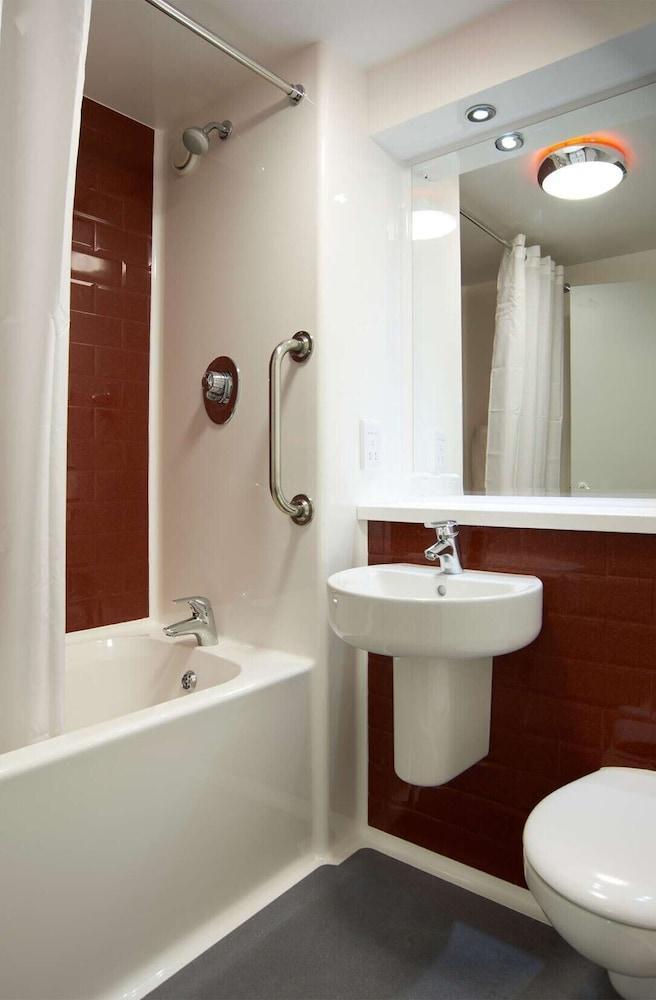 Travelodge Woolwich Hotel 3*