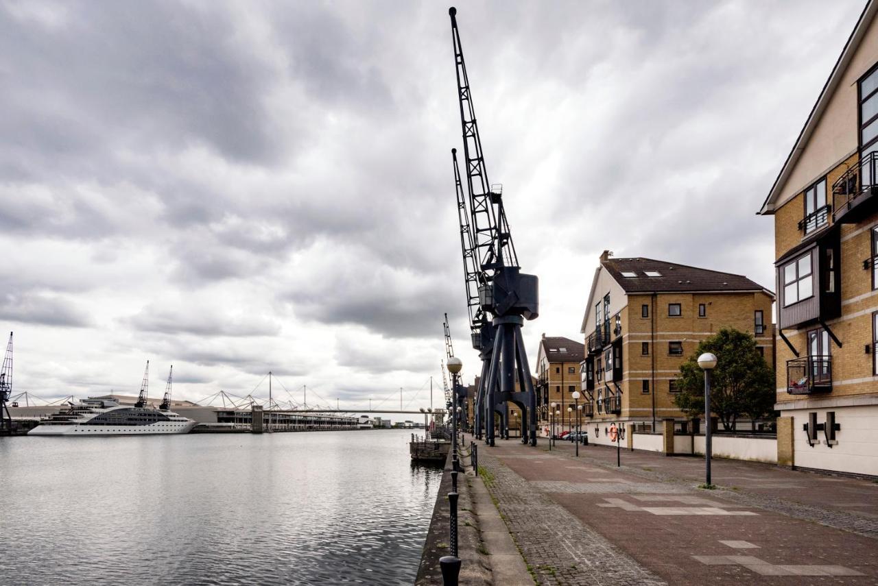 Panoramic Docklands With Waterfront Views Apartment London