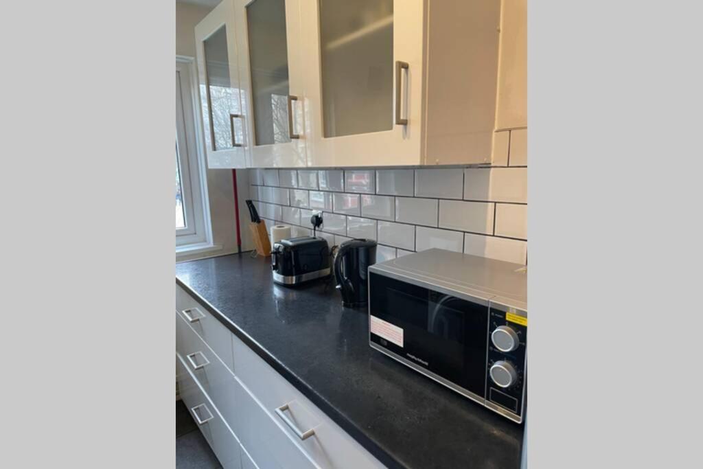 Beautiful Right Off Of Broadway Market Apartment London