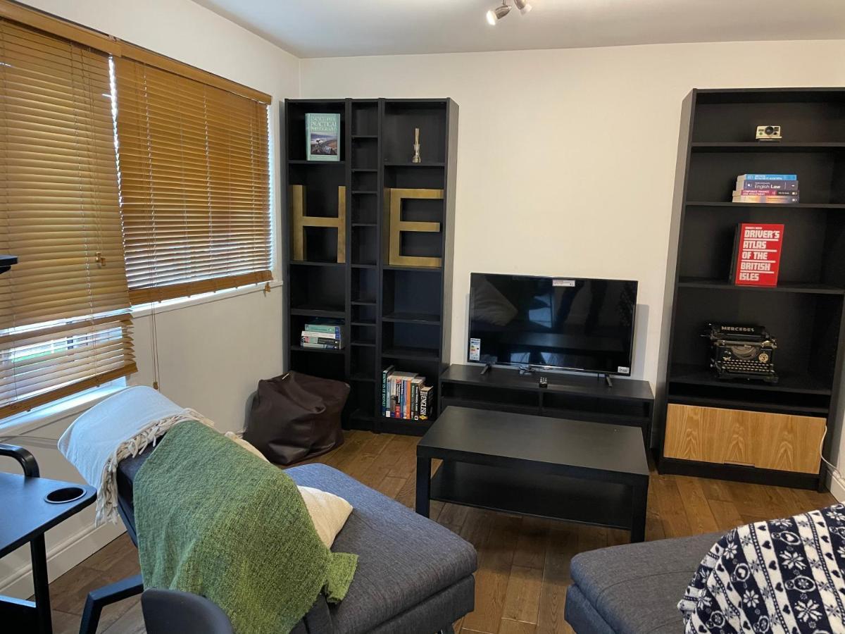 Beautiful Right Off Of Broadway Market * London