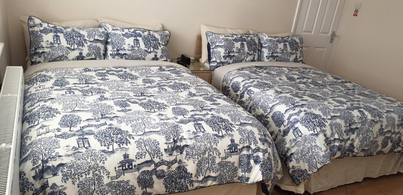 Luxury 3 Bedroom Flat 1min Walk From Underground, With Free Parking Sleeps X10 * Londres