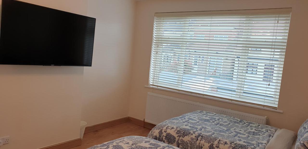 Luxury 3 Bedroom Flat 1min Walk From Underground, With Free Parking Sleeps X10 Apartamento *