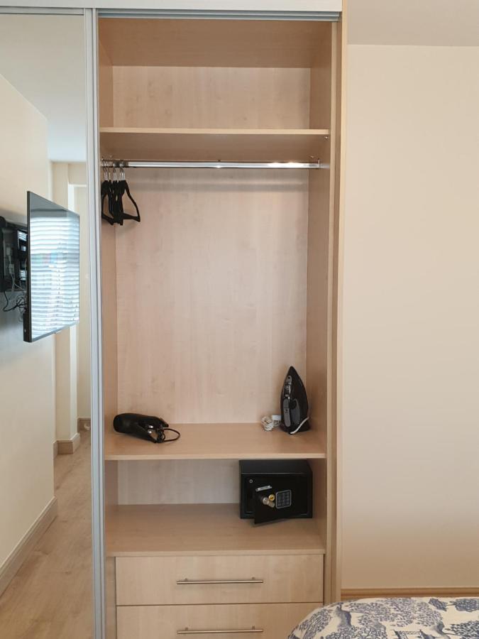 Luxury 3 Bedroom Flat 1min Walk From Underground, With Free Parking Sleeps X10