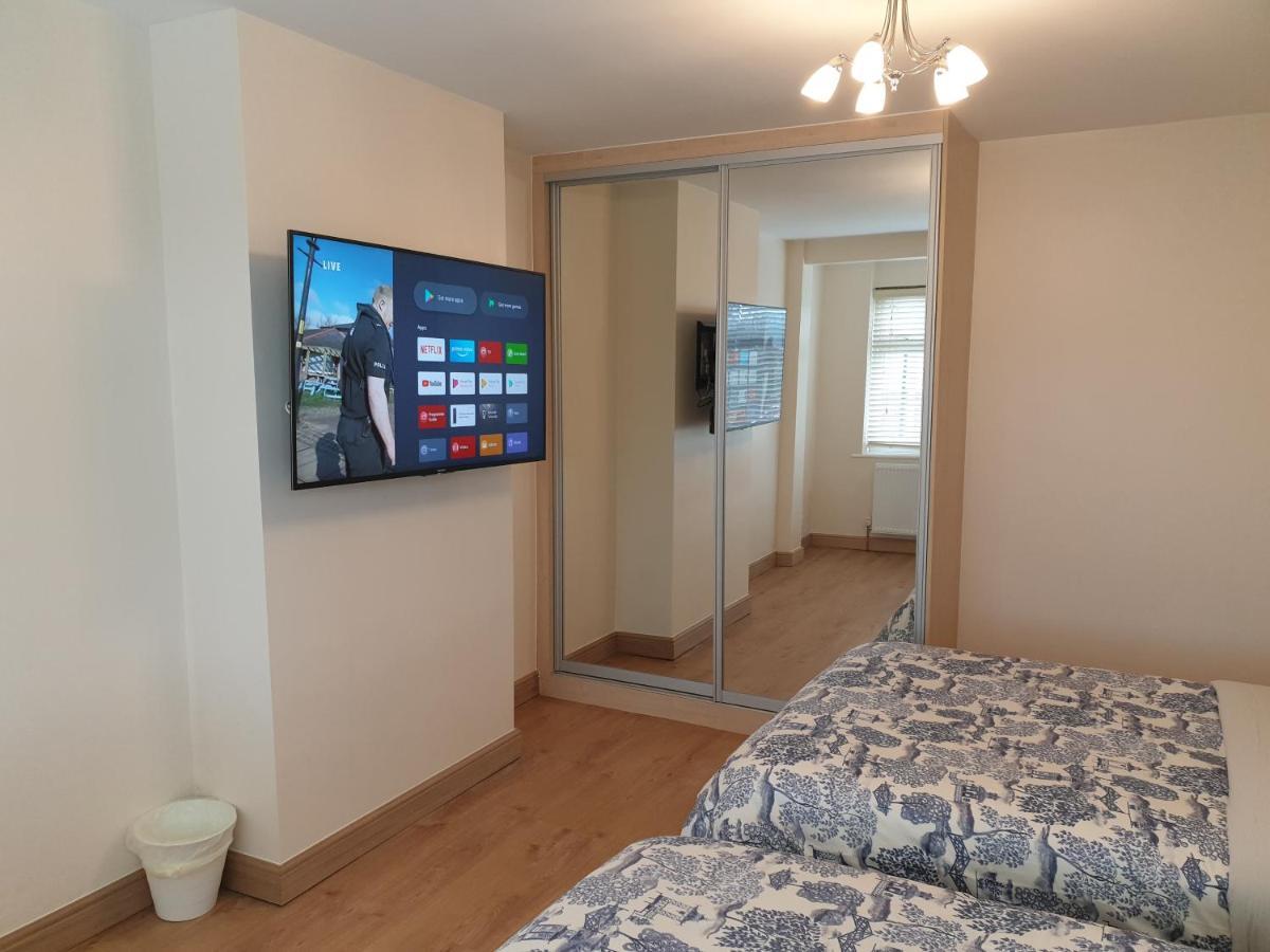 Luxury 3 Bedroom Flat 1min Walk From Underground, With Free Parking Sleeps X10 Apartamento Londres