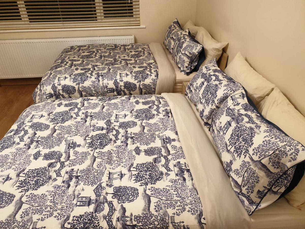 Luxury 3 Bedroom Flat 1min Walk From Underground, With Free Parking Sleeps X10 Apartamento Londres