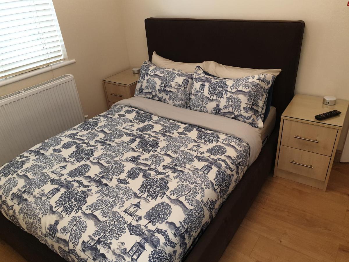 Luxury 3 Bedroom Flat 1min Walk From Underground, With Free Parking Sleeps X10 Apartamento