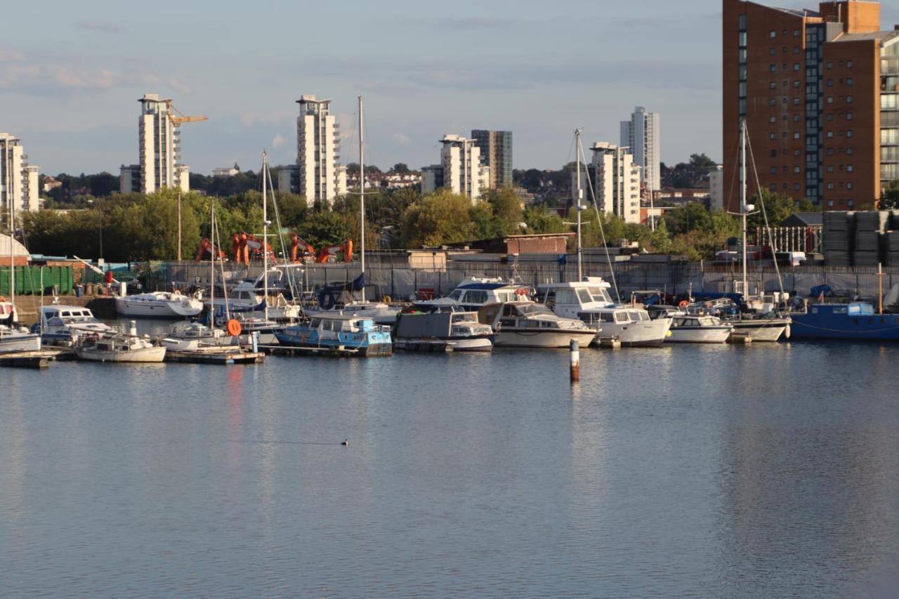 Destination Docklands Apartment *