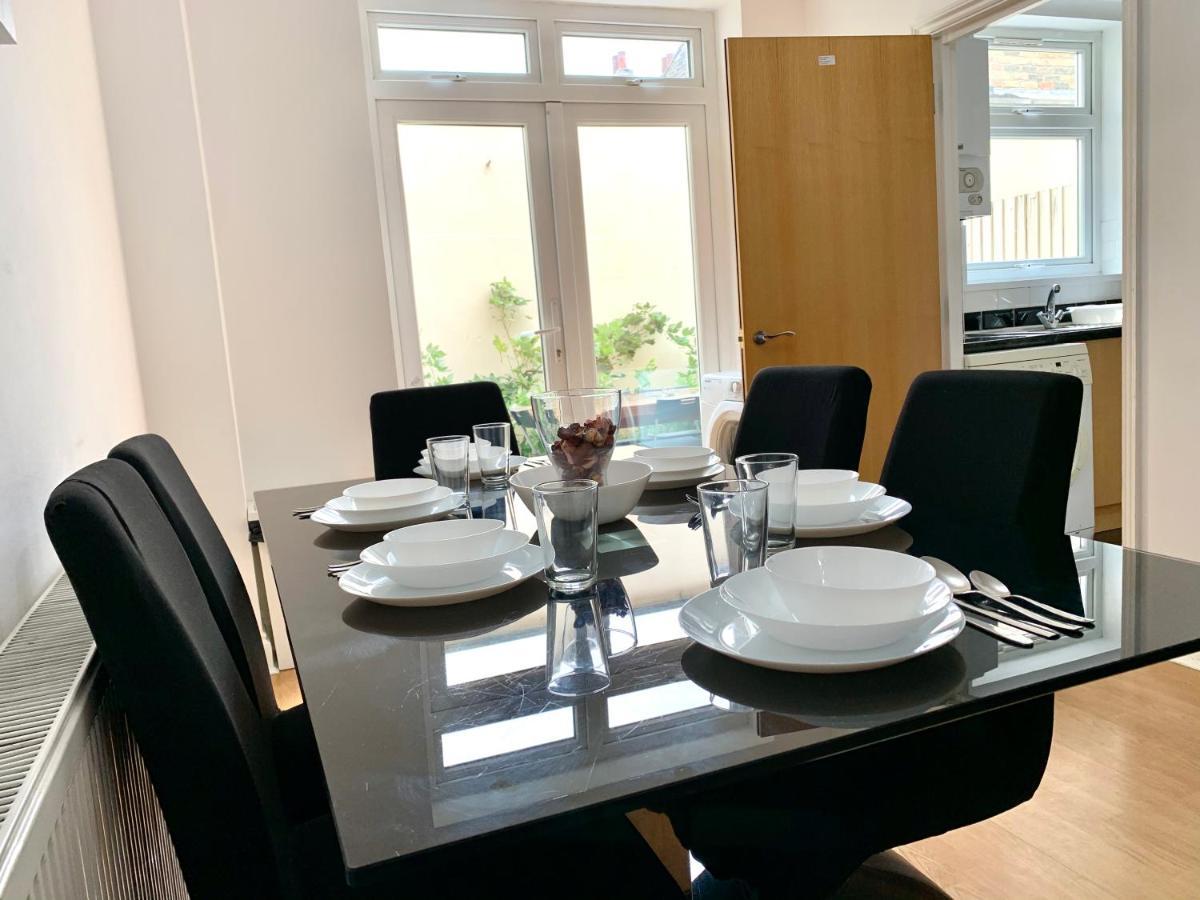 3 Bedrooms 3 Bathrooms Spacious House, Reception, Kitchen, Garden, Parking Apartamento Londres