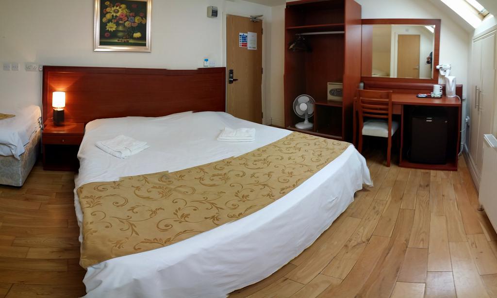 Hotel Corner House 3*