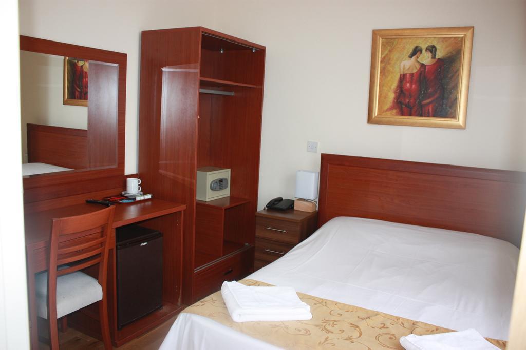 Corner House Hotel 3*