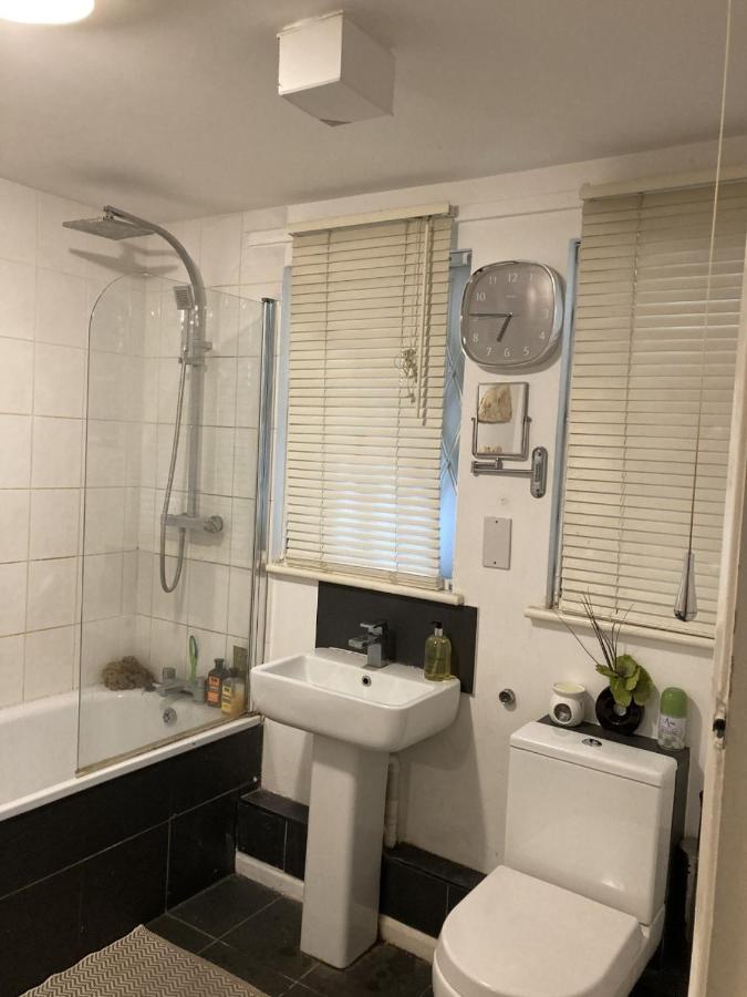 Garden Oasis Apartment: Central, Private & Parking Apartment *