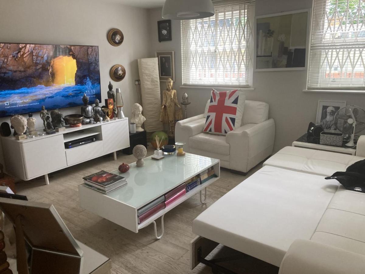Garden Oasis Apartment: Central, Private & Parking