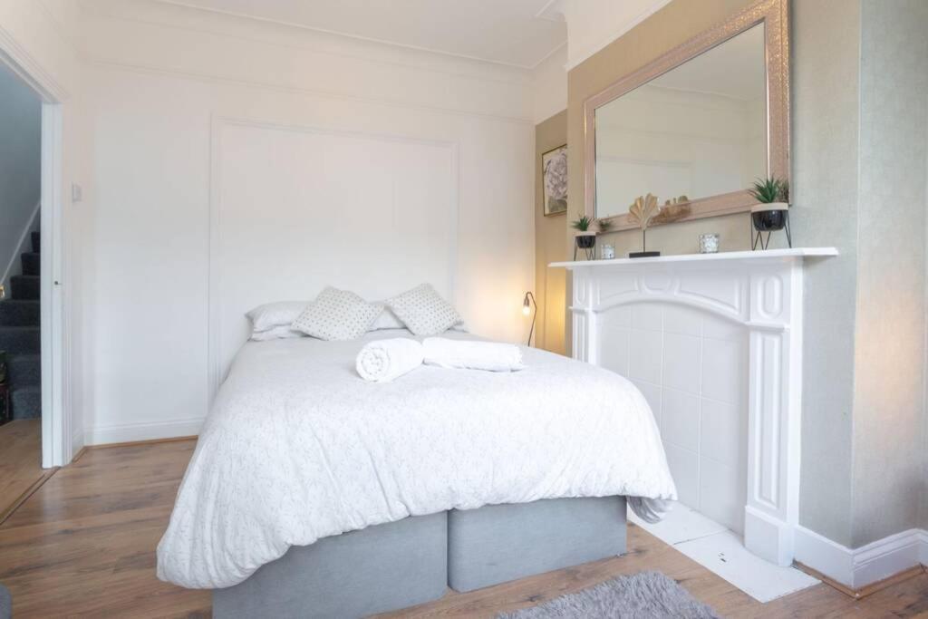Contemporary 3 Bed House With Spacious Garden Close To Stratford Holiday home *