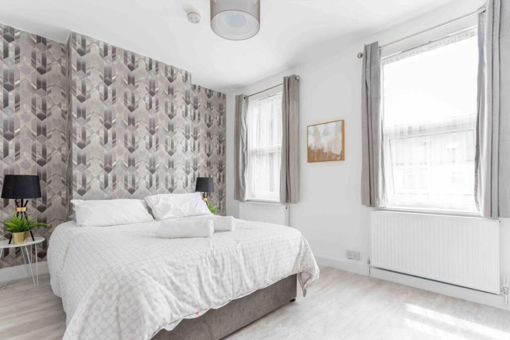 Holiday home Contemporary 3 Bed House With Spacious Garden Close To Stratford London