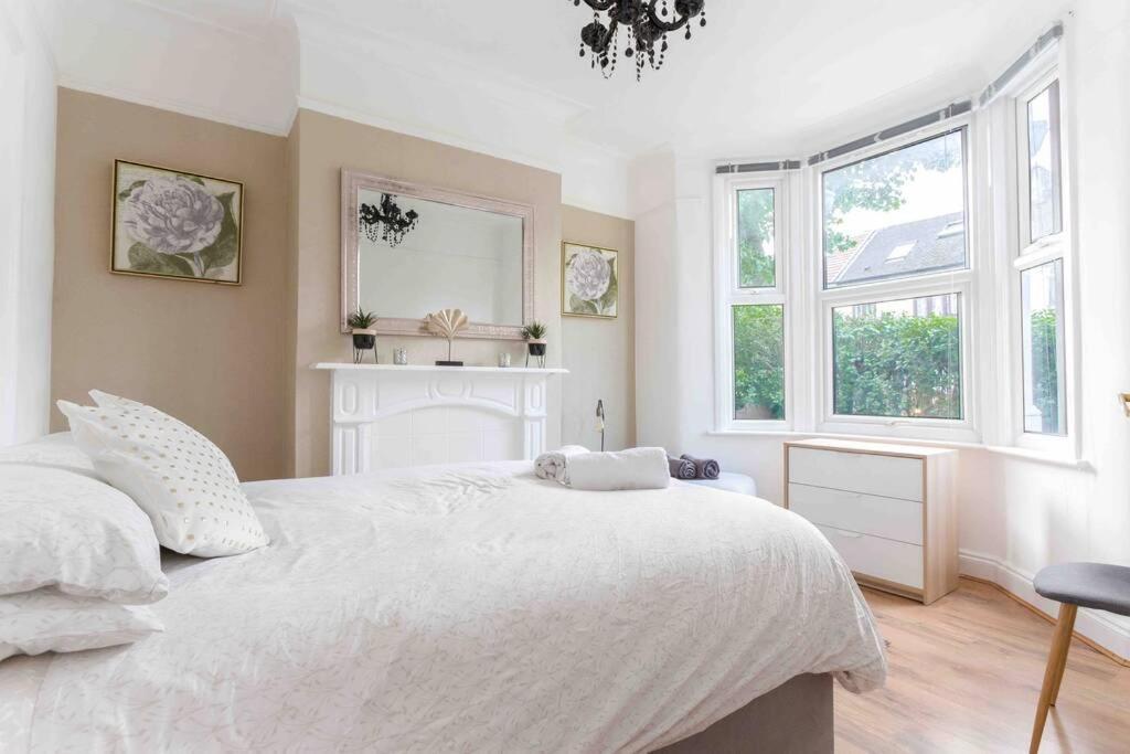 Holiday home Contemporary 3 Bed House With Spacious Garden Close To Stratford London